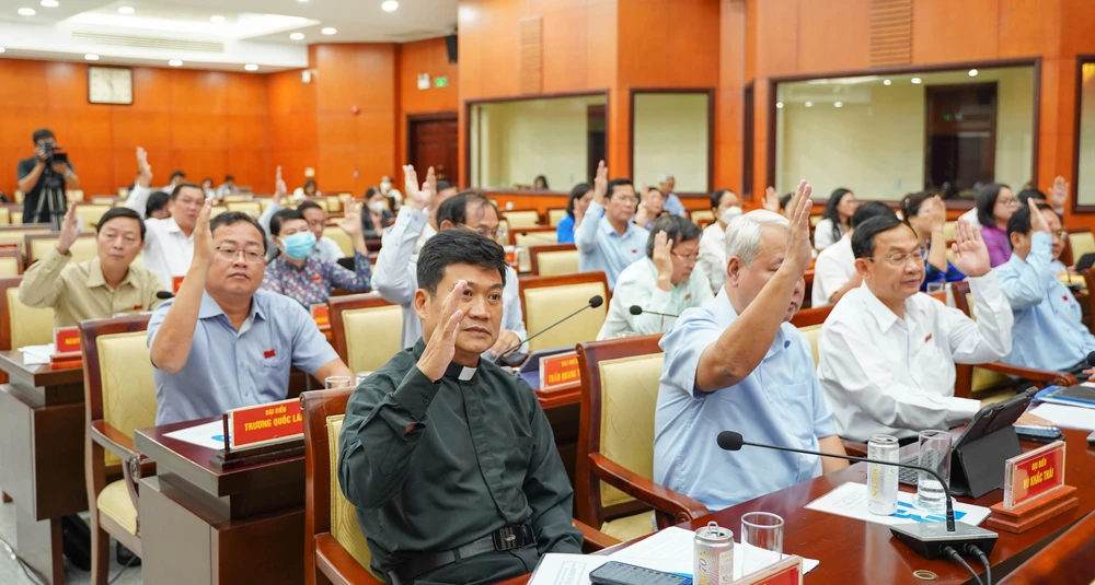 Các đại biểu HĐND TP biểu quyết thông qua nghị quyết. Ảnh: B.P