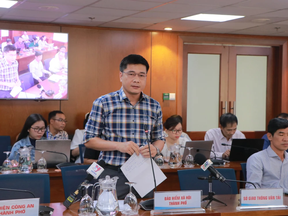 Ông Trần Dũng Hà, Phó Giám đốc BHXH TP.HCM thông tin về tình hình giải quyết BHXH cho người dân. Ảnh: B.P