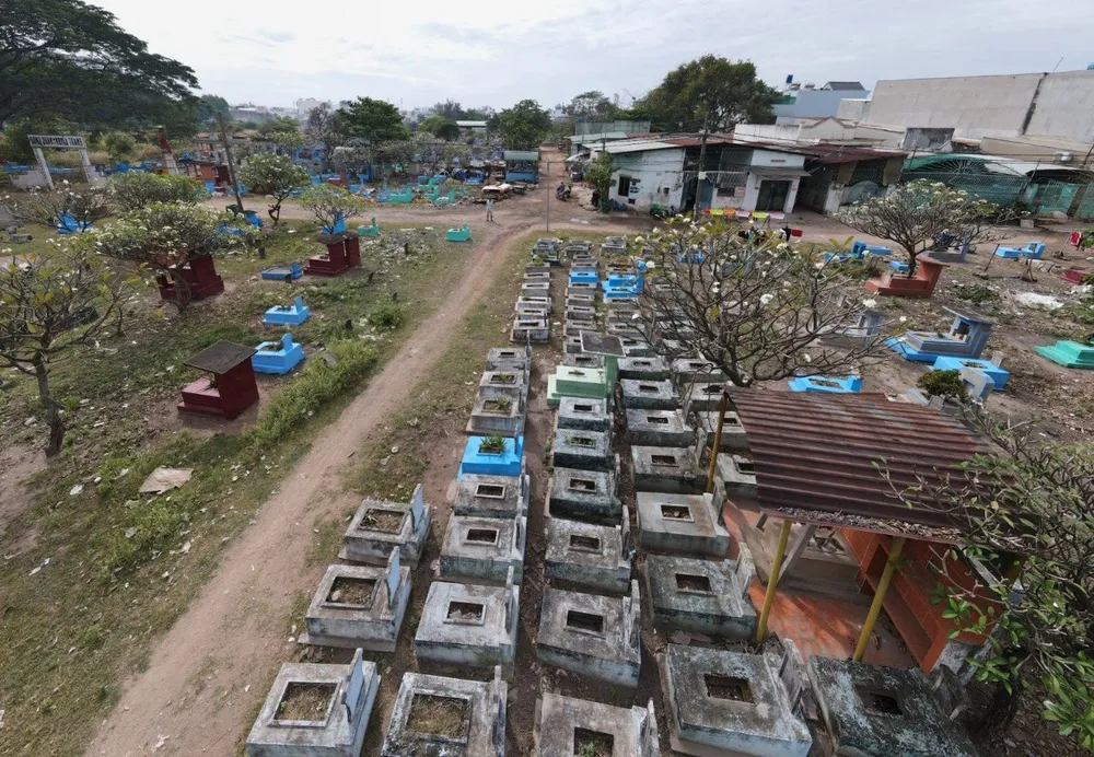 Việc di dời nghĩa trang Bình Hưng Hòa có chủ trương từ năm 2010 nhưng đến nay vẫn chưa hoàn thành. Ảnh: BẢO PHƯƠNG Việc di dời nghĩa trang Bình Hưng Hòa có chủ trương từ năm 2010 nhưng đến nay vẫn chưa hoàn thành. Ảnh: BẢO PHƯƠNG