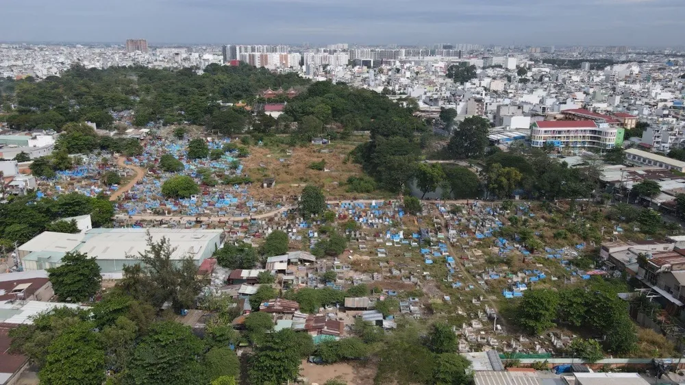 Nghĩa trang này có từ trước năm 1975, trải qua đô thị hóa nên lọt thỏm giữa khu dân cư. Ảnh: BẢO PHƯƠNG Nghĩa trang này có từ trước năm 1975, trải qua đô thị hóa nên lọt thỏm giữa khu dân cư. Ảnh: BẢO PHƯƠNG