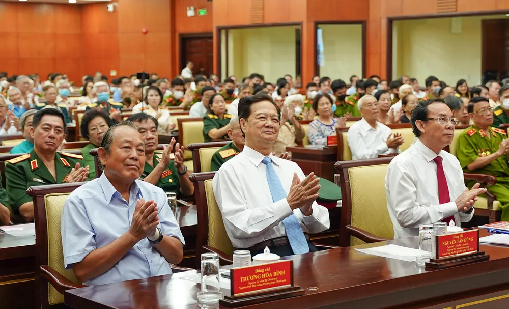 Các đại biểu tham dự buổi họp mặt