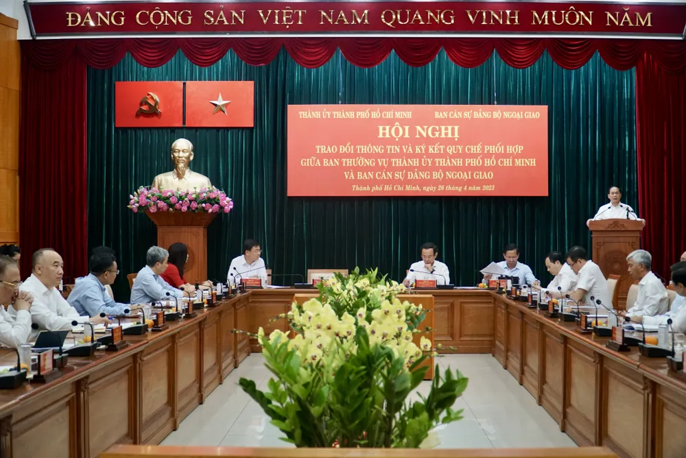 Ban Thường vụ Thành ủy TP.HCM và Ban cán sự đảng Bộ Ngoại giao ký kết quy chế phối hợp ảnh 1 Toàn cảnh hội nghị