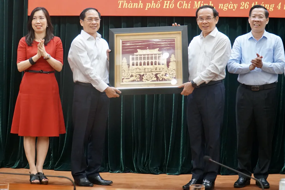 Bí thư Nguyễn Văn Nên trao quà lưu niệm TP.HCM gửi tặng cho Bộ trưởng Bộ Ngoại giao Bùi Thanh Sơn. Ảnh: BẢO PHƯƠNG Bí thư Nguyễn Văn Nên trao quà lưu niệm TP.HCM gửi tặng cho Bộ trưởng Bộ Ngoại giao Bùi Thanh Sơn