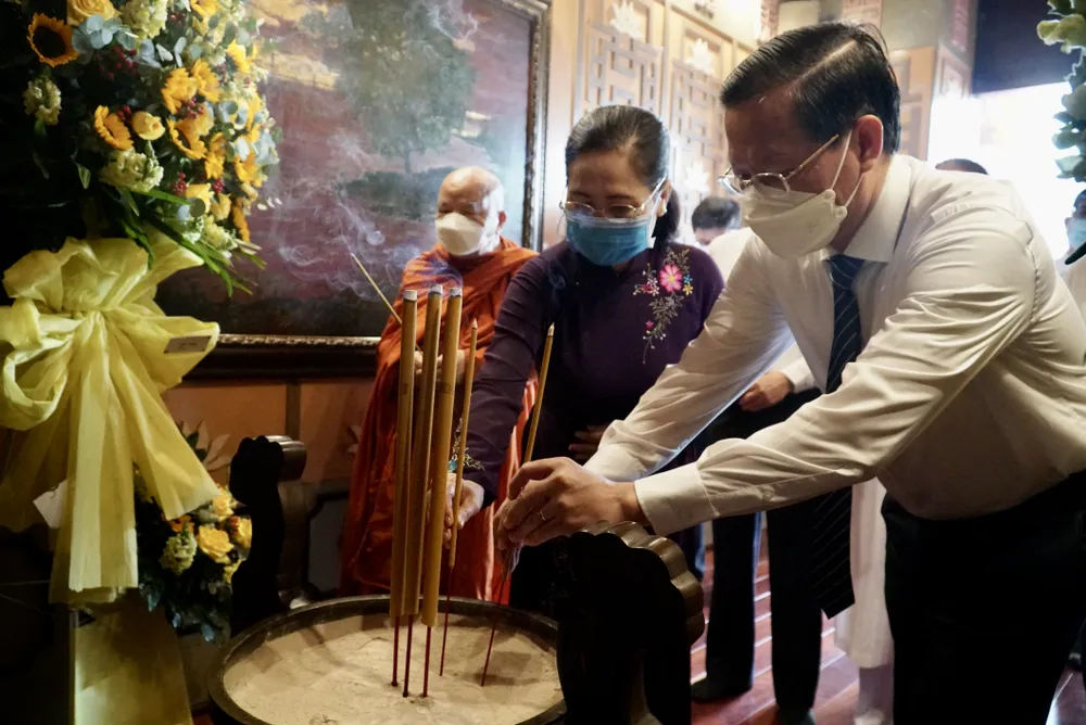 Chủ tịch UBND TP.HCM Phan Văn Mãi và Chủ tịch HĐND TP.HCM Nguyễn Thị Lệ dâng hương Chủ tịch Tôn Đức Thắng tại Bảo tàng Hồ Chí Minh - Chi nhánh Hồ Chí Minh. Ảnh: BẢO PHƯƠNG Chủ tịch UBND TP.HCM Phan Văn Mãi và Chủ tịch HĐND TP.HCM Nguyễn Thị Lệ dâng hương Chủ tịch Tôn Đức Thắng tại Bảo tàng Hồ Chí Minh - Chi nhánh Hồ Chí Minh. Ảnh: BẢO PHƯƠNG