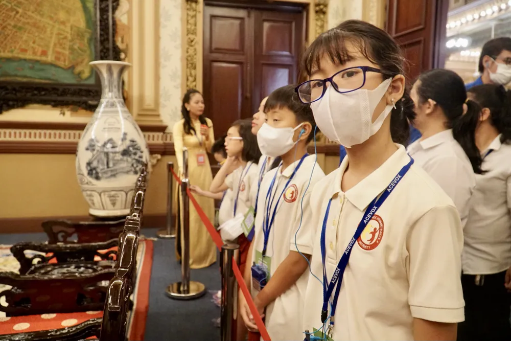 Khi tham quan, du khách sẽ được nghe thuyết minh giới thiệu về lịch sử hình thành và phát triển của tòa nhà, tổng quan điểm nhấn kiến trúc, thiết kế nghệ thuật bên ngoài tòa nhà, công năng của từng phòng.