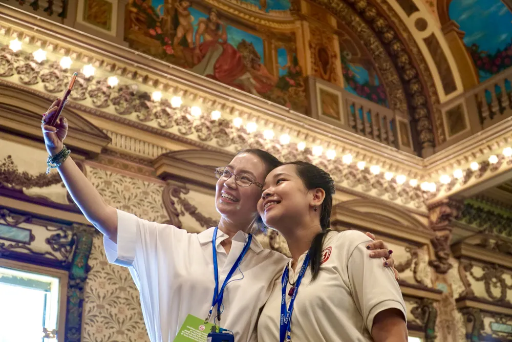 Chị Đinh Thị Thái Hiền (quận 7, TP.HCM) cùng con gái đến tham quan trụ sở UBND - HĐND TP. &quot;Tôi cảm thấy rất may mắn khi là trong những người khách đầu tiên đến tham quan nơi đây. Dù thường xuyên đi ngang qua đây nhưng nay tôi mới có dịp nhìn ngắm bên trong, cảm thấy rất tự hào TP mình có một di tích đẹp như vậy&quot; - chị Hiền chia sẻ.