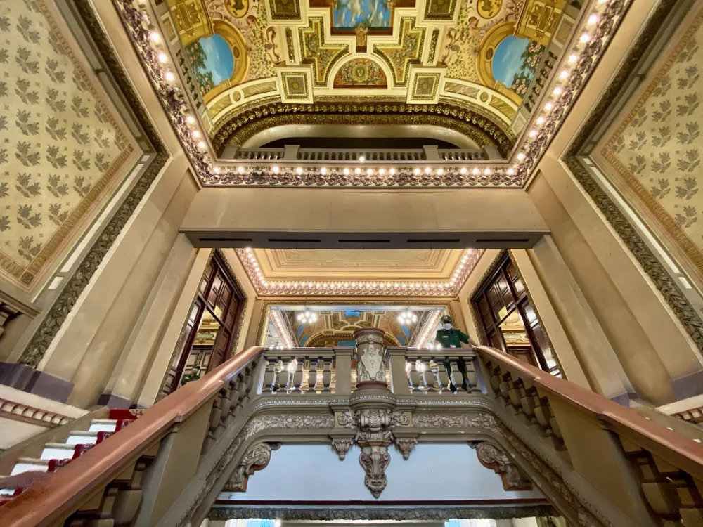 Trụ sở HĐND - UBND TP.HCM được xây dựng từ năm 1898 đến 1909. Khối nhà chính trên đường Lê Thánh Tôn được xây dựng từ đầu thế kỷ 19, mô phỏng theo kiểu những lầu chuông ở miền Bắc nước Pháp. Nhà điêu khắc Louis - Lucien Ruffier đảm nhiệm phần trang trí kiến trúc bên ngoài.