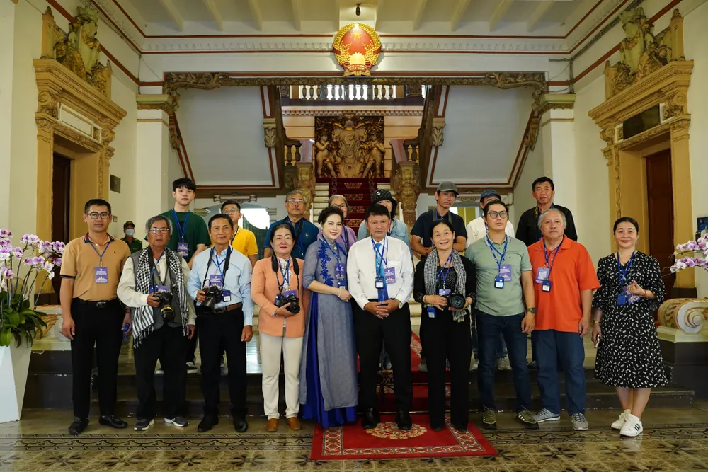 Đoàn khách tham quan chụp ảnh lưu niệm bên trong trụ sở UBND - HĐND TP.