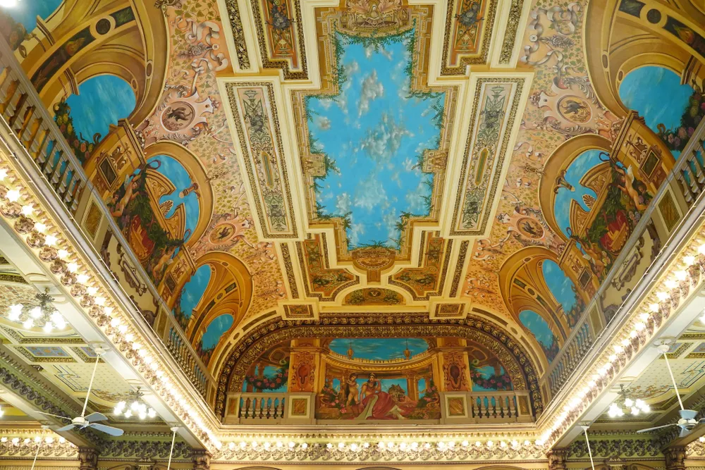 Thời Pháp thuộc, trụ sở có tên Hôtel de ville hay còn gọi Dinh Xã Tây. Thiết kế mặt ngoài công trình kết hợp nhiều phong cách kiến trúc châu Âu như bố cục mặt bằng kiểu kiến trúc Phục Hưng, trang trí phù điêu kiểu Baroque và Rococo, các cửa sắt kiểu Art Nouveau...