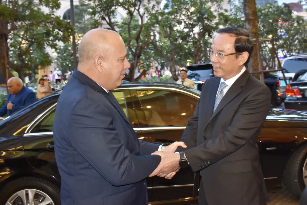 Bí thư Thành ủy TP.HCM Nguyễn Văn Nên tiếp ông Roberto Morales Ojeda, Thường trực Ban Bí thư Đảng Cộng sản Cuba. Ảnh: BẢO PHƯƠNG