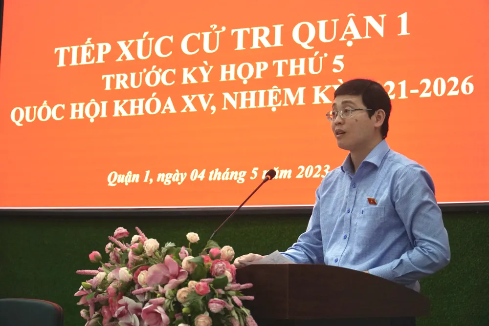 ĐB Đỗ Đức Hiển trả lời kiến nghị của cử tri. Ảnh: BP