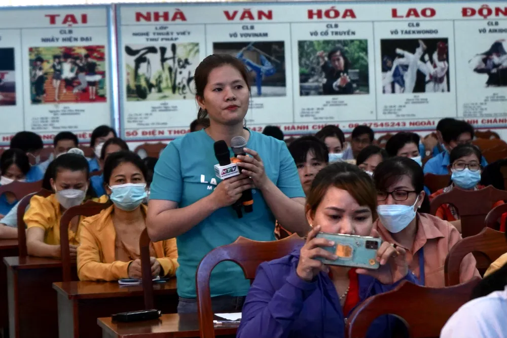 Cử tri Nguyễn Thị Thanh Vy (Công ty TNHH Pouyen Việt Nam) tại buổi tiếp xúc. Ảnh: BẢO PHƯƠNG