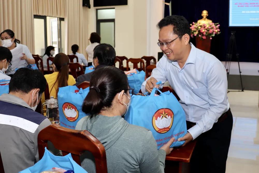 Phó Chủ tịch Ủy ban MTTQ Việt Nam TP Phạm Minh Tuấn trao quà cho các công nhân. Ảnh: BP