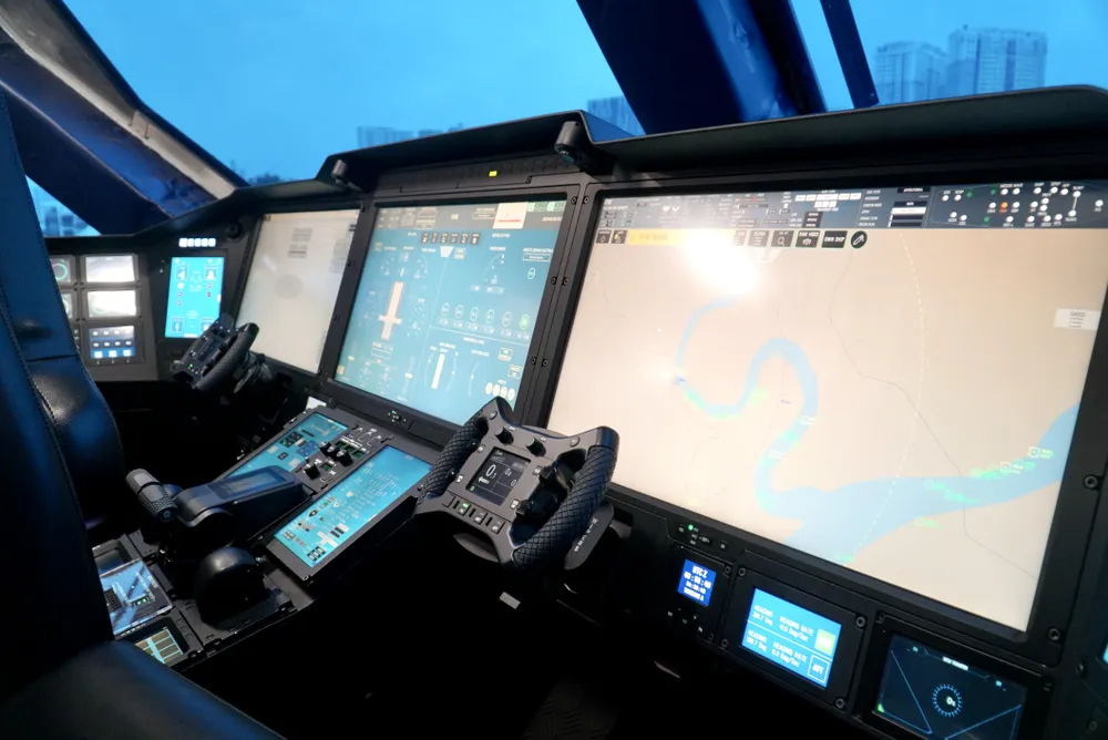 Điểm đặc trưng của công nghệ mới này là hai bánh lái cỡ nhỏ đặc trưng thay thế bánh lái truyền thống, và các màn hình đa chức năng cho phép giám sát liên tục các hoạt động đang diễn ra của con tàu. Sự kết hợp của các công nghệ mới nhất và ứng dụng rộng rãi mô hình mô-đun giúp tàu Morosini trở thành một sản phẩm vượt bậc của ngành công nghiệp quốc phòng Italia. Ảnh: BẢO PHƯƠNG