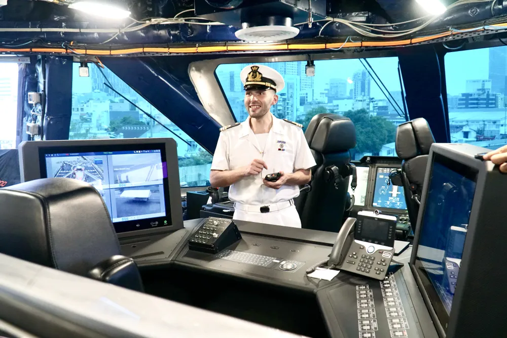 Buồng lái hải quân là đặc điểm đổi mới nhất và điểm đặc biệt nhất của tàu Morisini. Đây là trạm làm việc tích hợp chỉ cần hai người vận hành gồm sĩ quan lái tàu và phụ lái để vận hành tất cả máy móc, bánh lái và hệ thống quản lý tác chiến. Ảnh: BẢO PHƯƠNG
