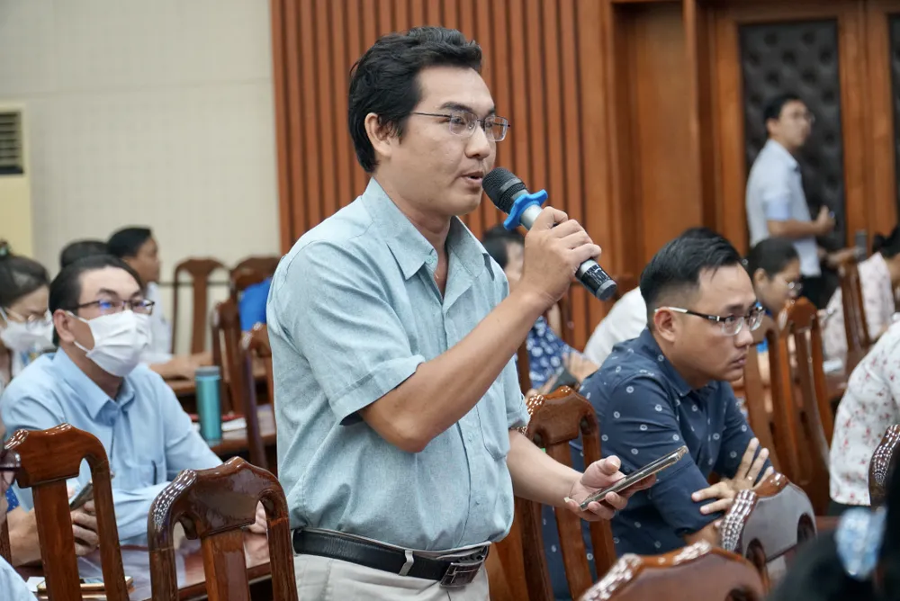 Các cử tri quận 12 cũng kiến nghị nhiều vấn đề về hạ tầng giao thông, đánh thuế bất động sản, tăng biên chế công chức phường, xã,... Ảnh: BP