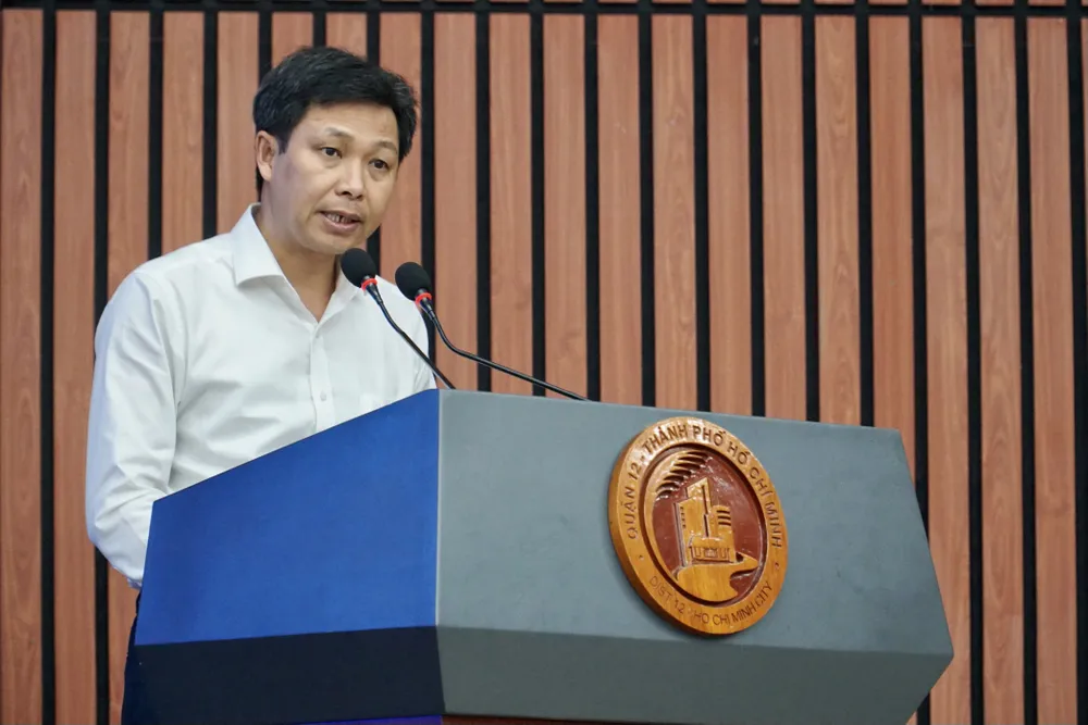 Chủ tịch UBND quận 12 Nguyễn Văn Đức trả lời kiến nghị về phát triển hạ tầng giao thông quận. Ảnh: BP