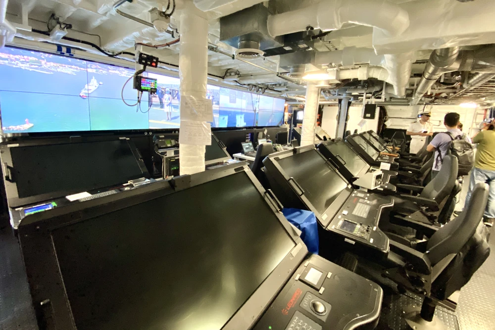 Buồng lái lục lăng của tàu Morosini và cũng là khoang vận hành toàn bộ tàu. Ảnh: BẢO PHƯƠNG