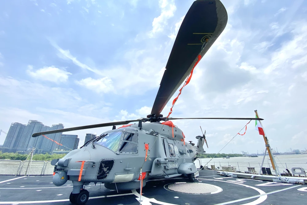Tàu Morosini được trang bị trực thăng SH90/EH1011. Ảnh: BẢO PHƯƠNG
