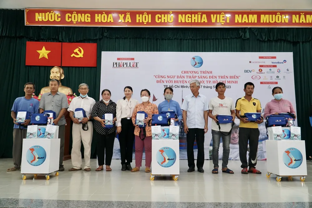 Lãnh đạo uBND TP.HCM cùng các ban, ngành trao các phần quà cho gia đình các hộ ngư dân ở Cần Giờ.