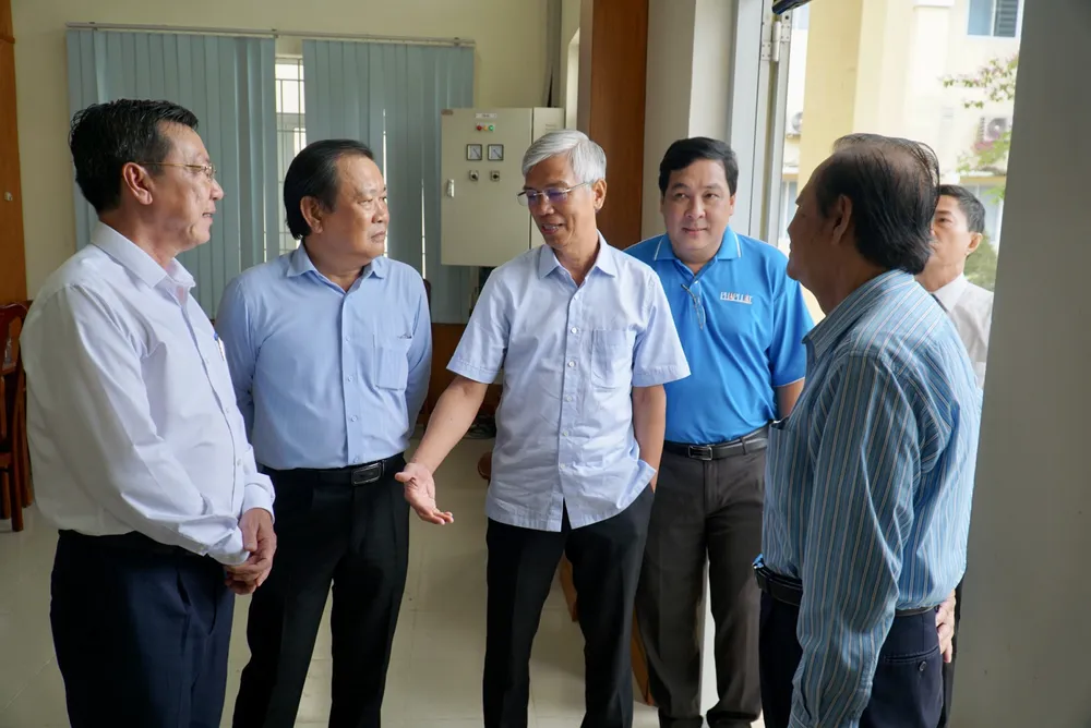 Phó Chủ tịch UBND TP.HCM Võ Văn Hoan trò chuyện cùng lãnh đạo các cơ quan, ban ngành huyện Cần Giờ, trong khuôn khổ chương trình. Ảnh: BẢO PHƯƠNG