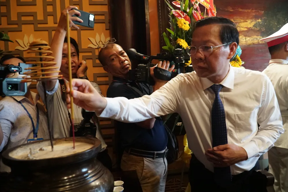 Chủ tịch UBND TP.HCM Phan Văn Mãi dâng hương tưởng niệm Chủ tịch Tôn Đức Thắng. Ảnh: BẢO PHƯƠNG