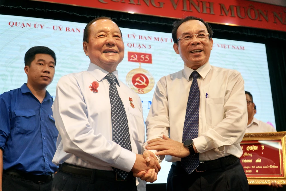 Bí thư Nguyễn Văn Nên trao tặng huy hiệu 55 năm tuổi đảng cho ông Lê Thanh Hải, nguyên Bí thư Thành ủy TP.HCM. Ảnh: BẢO PHƯƠNG