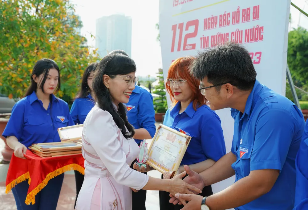 Phó Bí thư Thường trực Đảng ủy Khối Dân - Chính - Đảng TP.HCM Nguyễn Thị Kim Dung trao bằng khen cho các cá nhân đạt danh hiệu "Thanh niên tiên tiến làm theo lời Bác". Ảnh: PĐ Phó Bí thư Thường trực Đảng ủy Khối Dân - Chính - Đảng TP.HCM Nguyễn Thị Kim Dung trao bằng khen cho các cá nhân đạt danh hiệu "Thanh niên tiên tiến làm theo lời Bác". Ảnh: PĐ