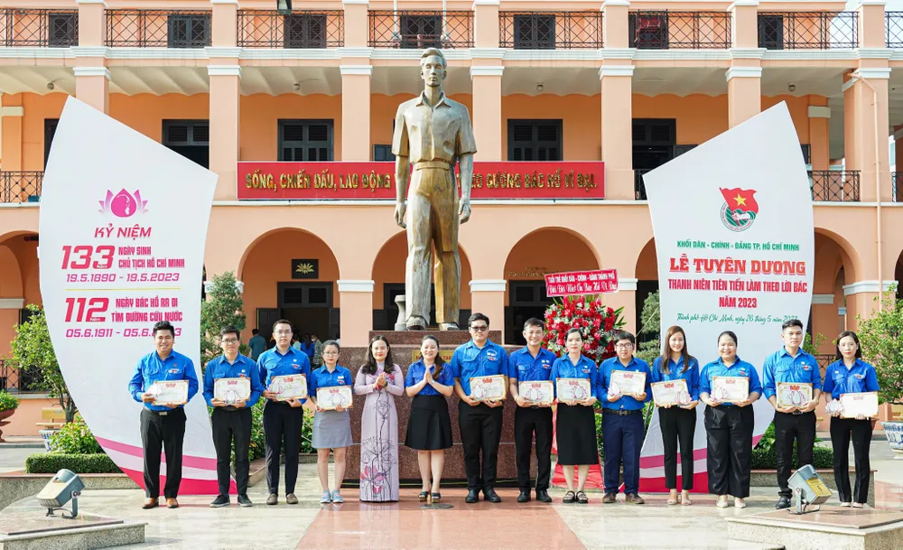 Các tập thể đạt danh hiệu "Thanh niên tiên tiến làm theo lời Bác". Ảnh: PĐ Các tập thể đạt danh hiệu "Thanh niên tiên tiến làm theo lời Bác". Ảnh: PĐ