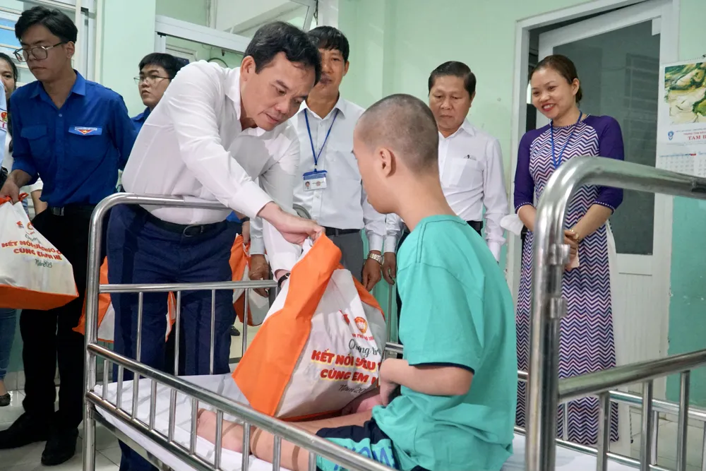 Phó Thủ tướng Trần Lưu Quang đã đến thăm và tặng quà cho các em thiếu nhi có hoàn cảnh đặc biệt tại Trung tâm Nuôi dưỡng bảo trợ trẻ em Tam Bình. Ảnh: BẢO PHƯƠNG