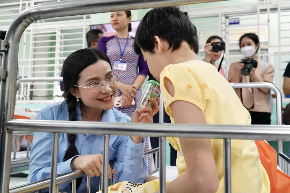 Chủ tịch Hội đồng Đội trung ương Nguyễn Phạm Duy Trang thăm hỏi các em thiếu nhi có hoàn cảnh kém may mắn. Ảnh: BẢO PHƯƠNG