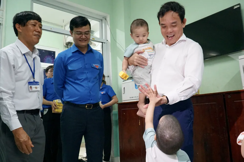 Phó thủ tướng Trần Lưu Quang và Bí thư thứ nhất Trung ương Đoàn Bùi Quang Huy thăm hỏi các em nhỏ. Ảnh: BẢO PHƯƠNG