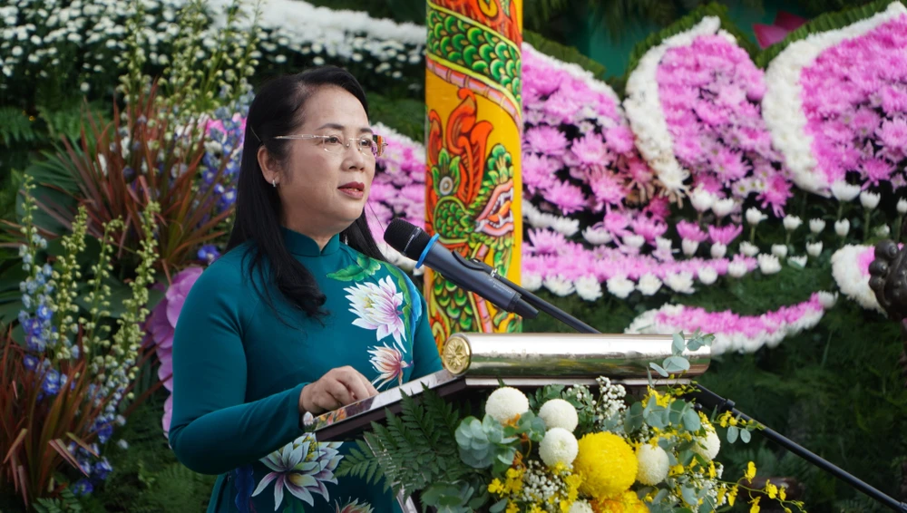 Chủ tịch Ủy ban MTTQ Việt Nam TP.HCM Trần Kim Yến phát biểu chúc mừng đại lễ. Ảnh: LV