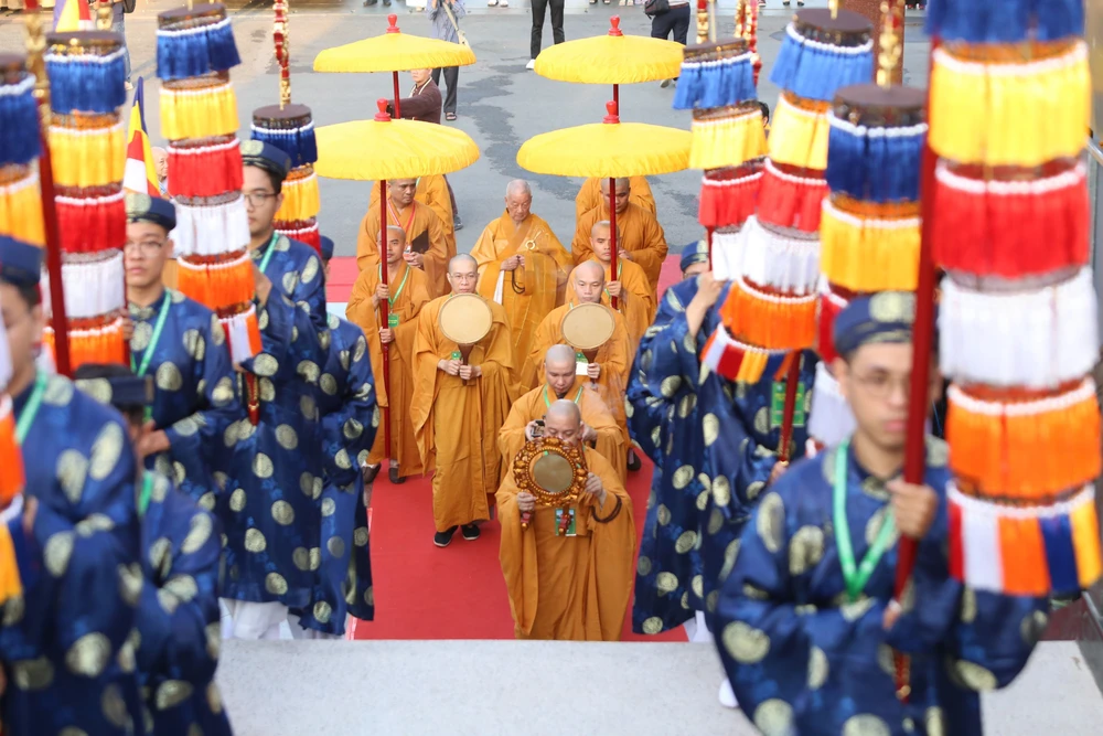 Hòa thượng Thích Trí Quảng - Pháp chủ Hội đồng chứng minh GHPGVN quang lâm lễ đài cử hành đại lễ. Ảnh: NT