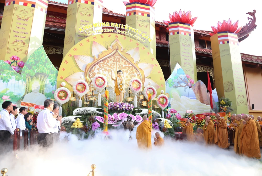 Đại lão Hòa thượng Thích Trí Quảng cử hành nghi lễ rước lễ Đản sinh. Ảnh: NT