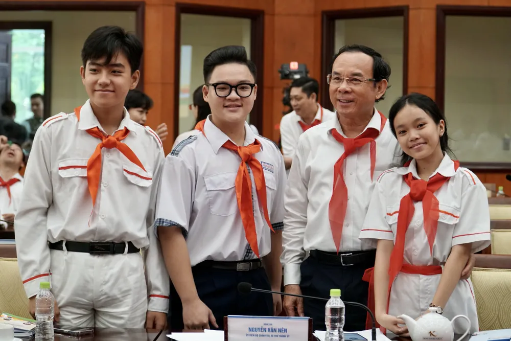 Bí thư Nguyễn Văn Nên chụp ảnh lưu niệm cùng các em thiếu nhi. Ảnh: BẢO PHƯƠNG Bí thư Nguyễn Văn Nên chụp ảnh lưu niệm cùng các em thiếu nhi. Ảnh: BẢO PHƯƠNG