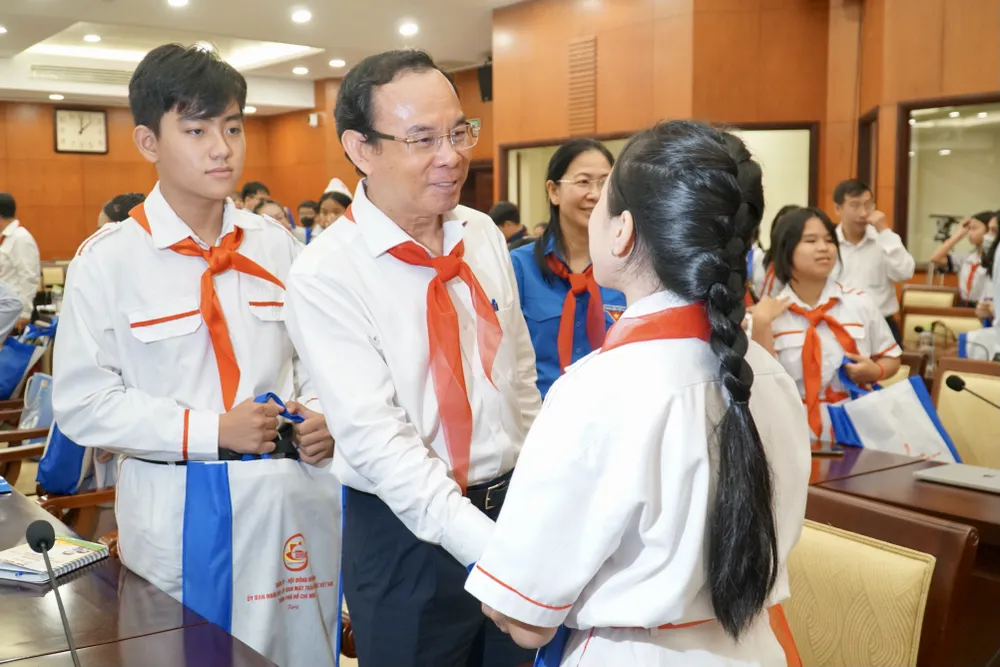 Bí thư Nguyễn Văn Nên trò chuyện cùng thiếu nhi sau buổi gặp. Ảnh: BẢO PHƯƠNG Bí thư Nguyễn Văn Nên trò chuyện cùng thiếu nhi sau buổi gặp. Ảnh: BẢO PHƯƠNG