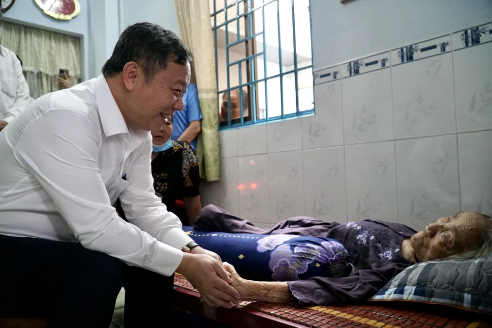 Phó Chủ tịch UBND TP.HCM Dương Anh Đức thăm hỏi và chúc sức khỏe cụ Phạm Thị Khoái. Ảnh: PĐ