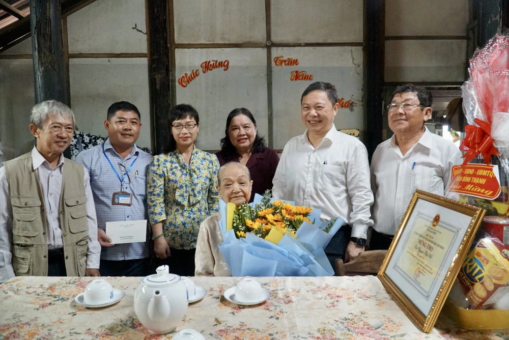 Phó Chủ tịch UBND TP Dương Anh Đức đến thăm hỏi và chúc sức khỏe cụ Nguyễn Thị Nở. Ảnh: PĐ