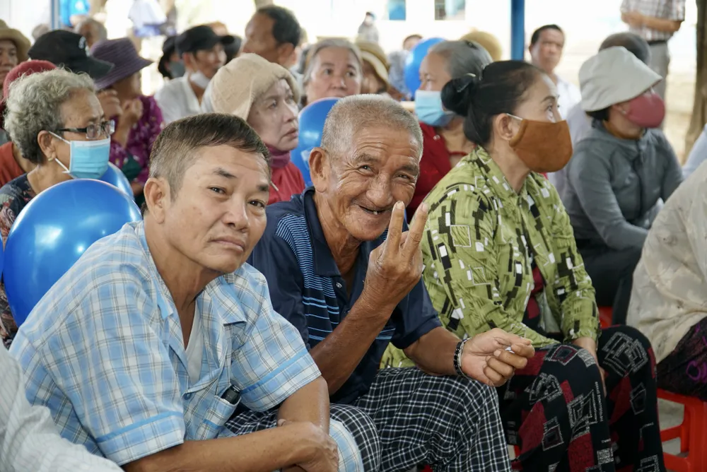 Ông Nguyễn Văn Xu (thứ hai từ trái sang, 75 tuổi, ngụ xã Cà Ná) cho biết bản thân sống một mình bằng nghề nhặt ve chai, sau bao năm, đây là lần đầu tiên ông Xu đến gặp bác sĩ để khám bệnh. &quot;Trước đó, có bệnh hay đau nhức thì đến tiệm thuốc uống vài ngày là thấy khỏe, nay được gặp bác sĩ, được thăm khám kỹ nên tôi vui lắm&quot; - ông Xu nói. Ảnh: BẢO PHƯƠNG