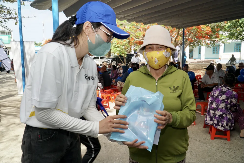 Người dân hào hứng nhận quà sau khi chơi minigame. Ảnh: BẢO PHƯƠNG