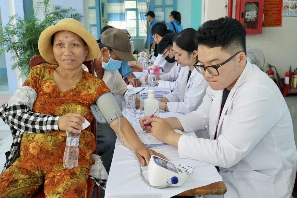 Khi đến điểm thăm khám tại trường Tiểu học Lạc Nghiệp thuộc xã Cà Ná, người dân được hướng dẫn di chuyển đến nơi đo huyết áp. Ảnh: BẢO PHƯƠNG