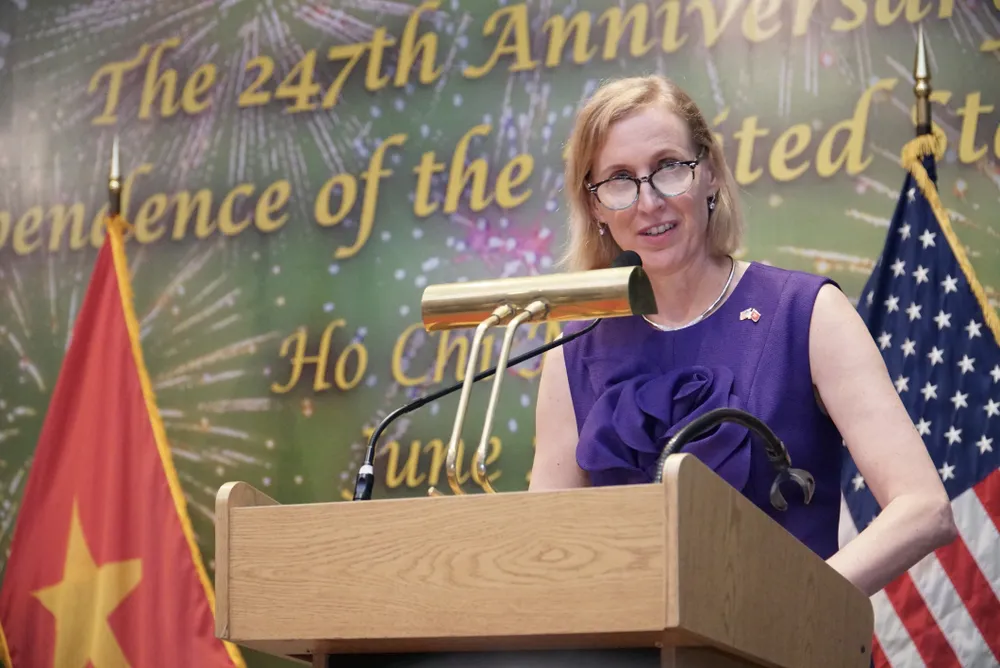 Tổng lãnh sự Hoa Kỳ tại TP.HCM Susan Burns phát biểu tại lễ kỷ niệm. Ảnh: PĐ