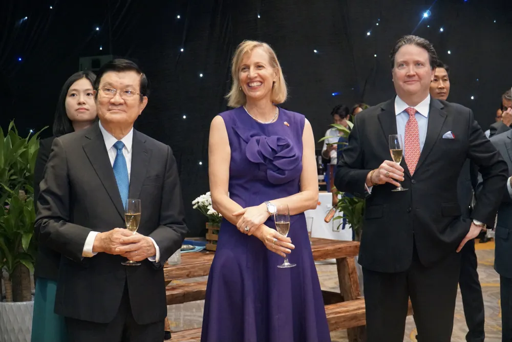 Nguyên Chủ tịch nước Trương Tấn Sang (bìa trái) dự lễ kỷ niệm quốc khánh Hoa Kỳ. Ảnh: PĐ