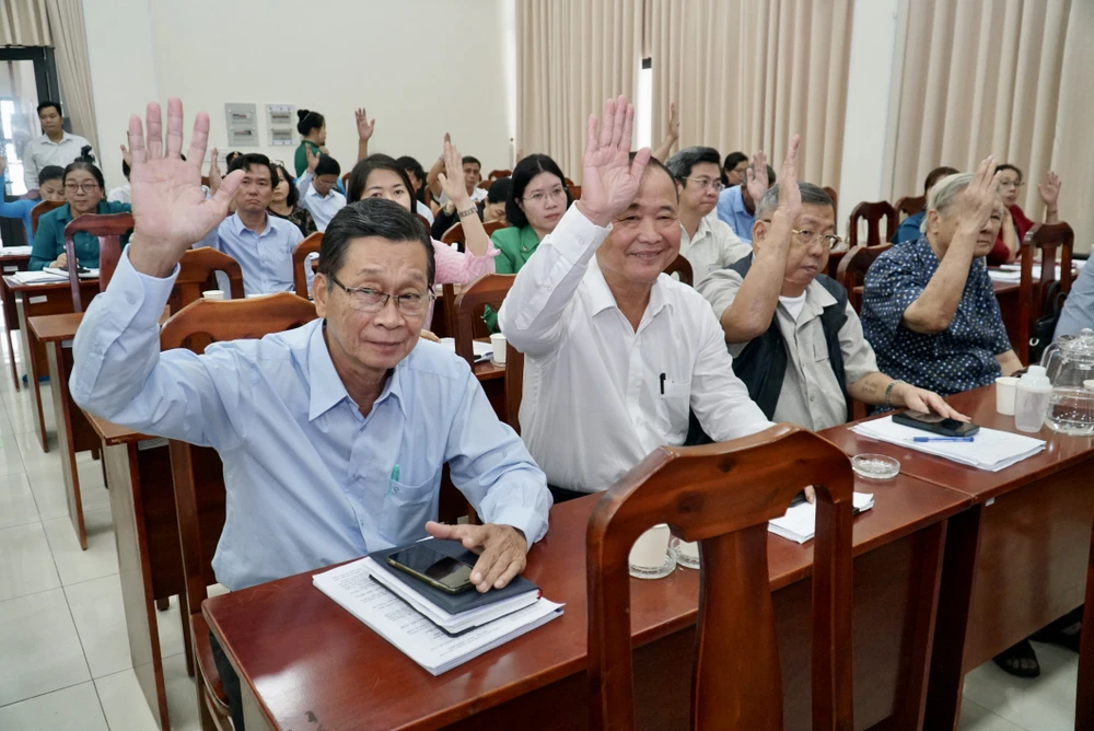 Đại biểu hiệp thương thông qua những nội dung trọng tâm trong tổ chức Đại hội MTTQ Việt Nam các cấp. Ảnh: BP