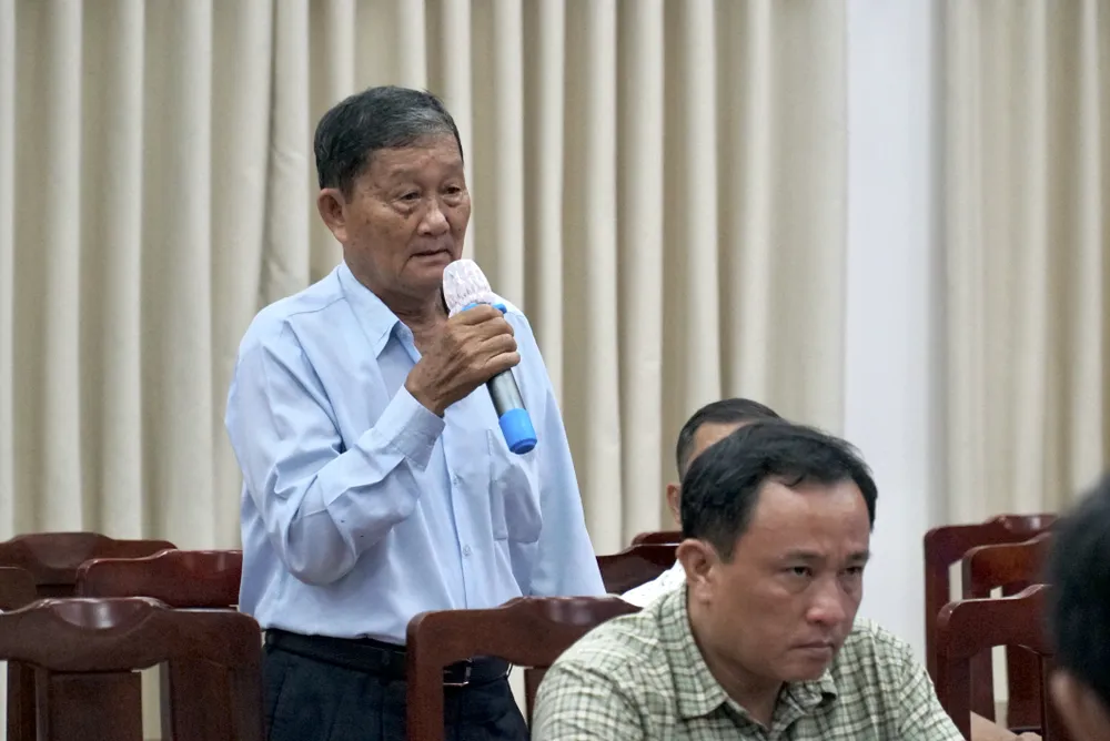 Cử tri là chủ nhà trọ nêu kiến nghị. Ảnh: BP