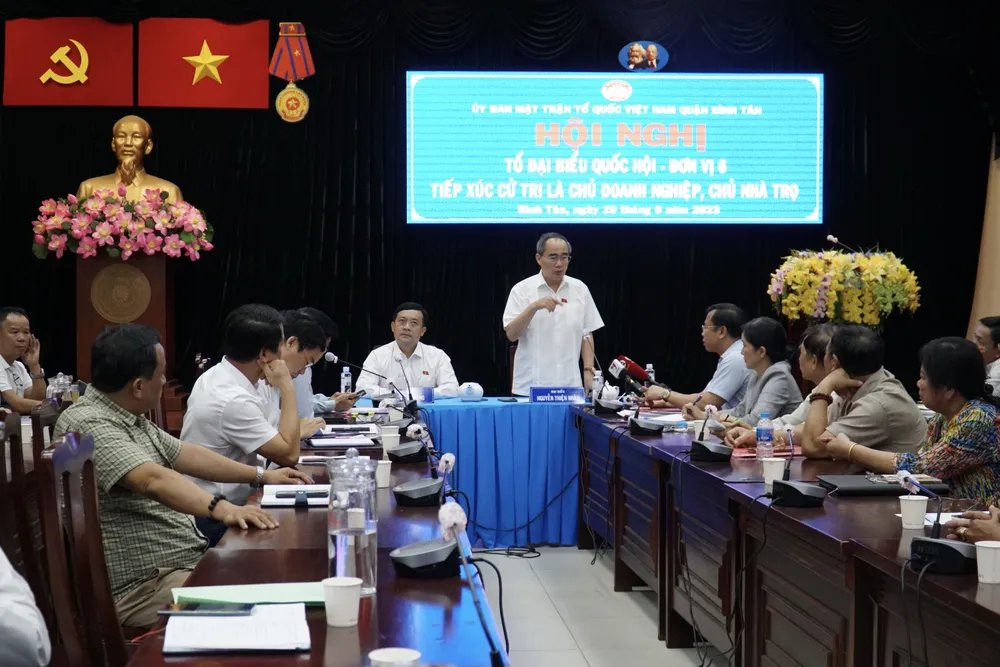 ĐB Nguyễn Thiện Nhân trả lời cử tri là doanh nghiệp và chủ nhà trọ. Ảnh: BP