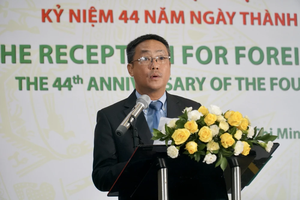 Phó Giám đốc Sở Ngoại vụ TP Phạm Dứt Điểm thay mặt lãnh đạo TP.HCM đến chúc mừng kỷ niệm 44 năm Ngày thành lập FOSCO. Ảnh: BẢO PHƯƠNG Phó Giám đốc Sở Ngoại vụ TP Phạm Dứt Điểm thay mặt lãnh đạo TP.HCM đến chúc mừng kỷ niệm 44 năm Ngày thành lập FOSCO. Ảnh: BẢO PHƯƠNG