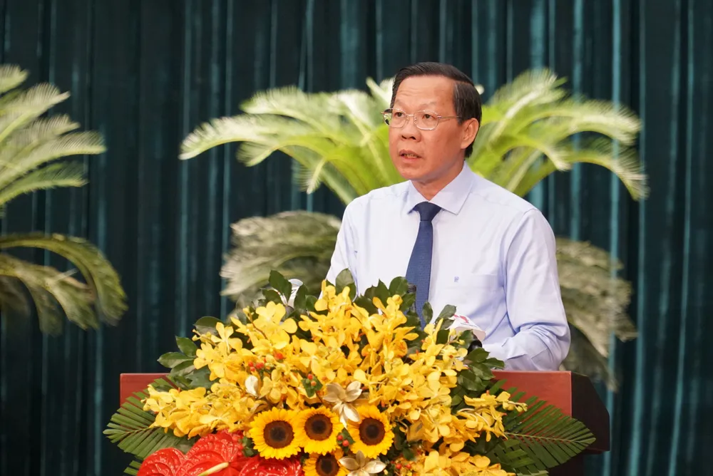 Chủ tịch UBND TP.HCM Phan Văn Mãi trình bày tờ trình về ban hành Nghị quyết triển khai thực hiện Nghị quyết 98. Ảnh: BẢO PHƯƠNG Chủ tịch UBND TP.HCM Phan Văn Mãi trình bày tờ trình về ban hành Nghị quyết triển khai thực hiện Nghị quyết 98. Ảnh: BẢO PHƯƠNG