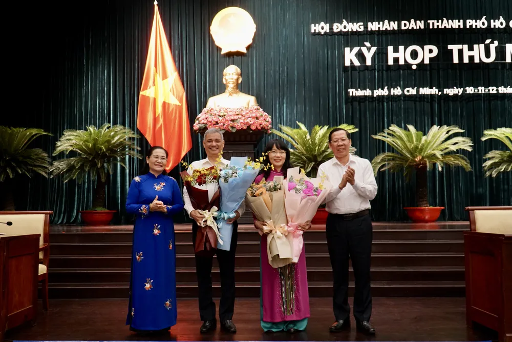 Chủ tịch HĐND TP.HCM Nguyễn Thị Lệ và Chủ tịch UBND TP.HCM Phan Văn Mãi, gửi lời chúc mừng đến ông Lê Duy Minh; đồng thời cảm ơn bà Phạm Thị Hồng Hà đã góp sức cùng đội ngũ trong thời gian là Uỷ viên UBND TP. Ảnh: BẢO PHƯƠNG